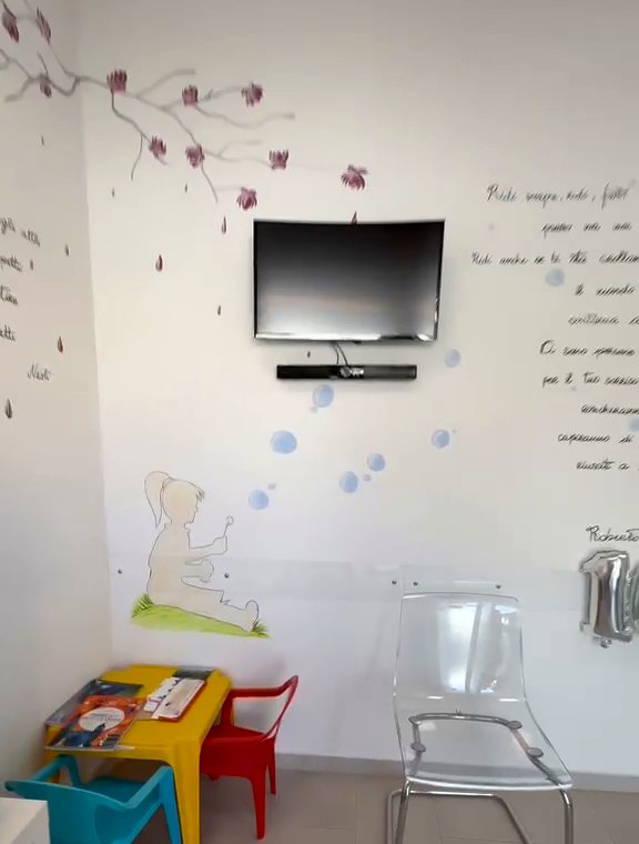 L’angolo dei bambini in sala d’attesa, con il tavolino e le sedioline colorate